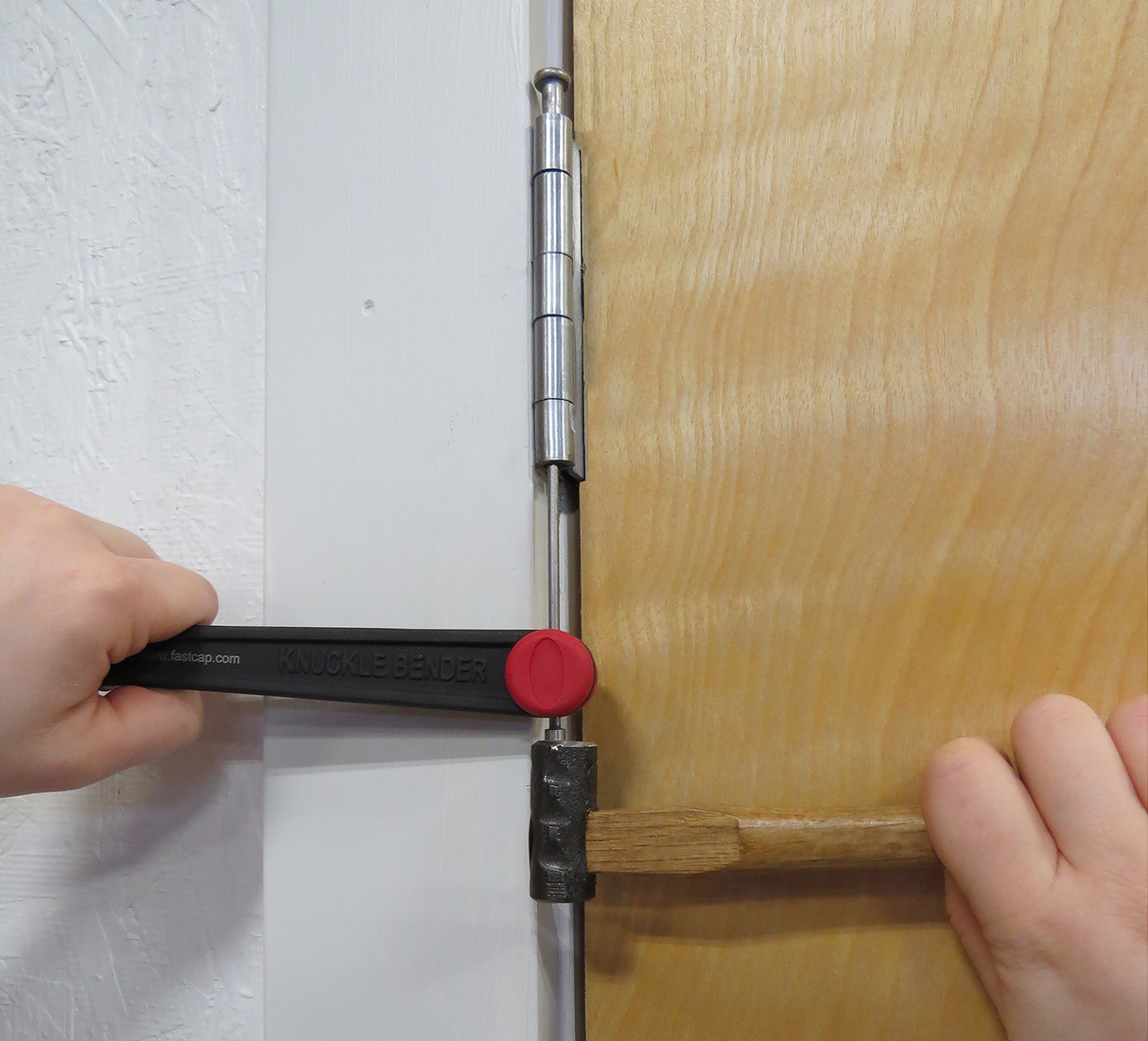 The built-in hinge pin of the Knuckle Bender is great, one less tool you need to carry to get the hinge pins out. Available at Signature Tools, we offer worldwide shipping so get your order in today!