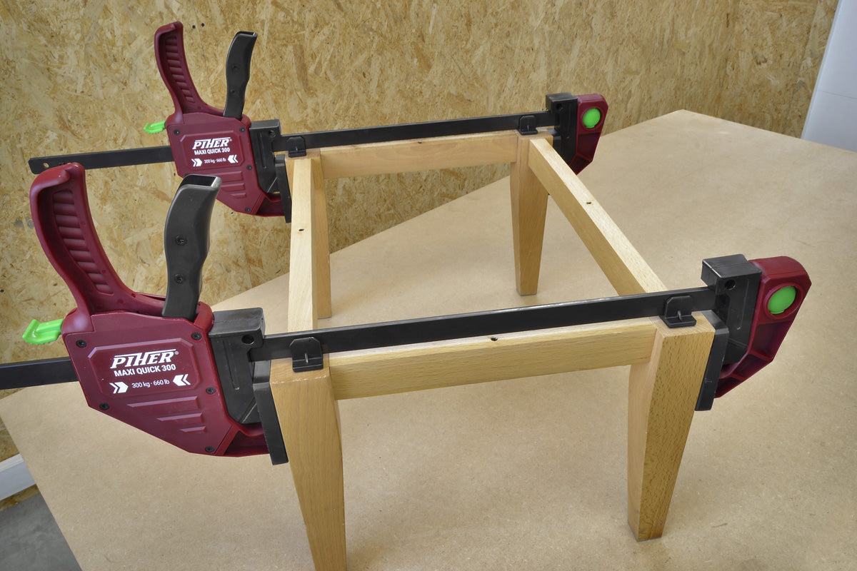 The extra-long non-slip shoes of the Maxi Quick 300 providing stable grip on a workpiece.