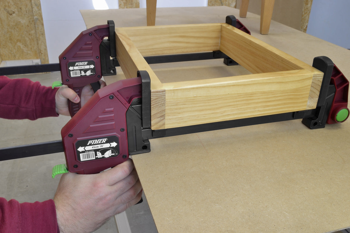 Maxi Quick 300, designed for one-handed use with 300kg maximum pressure.