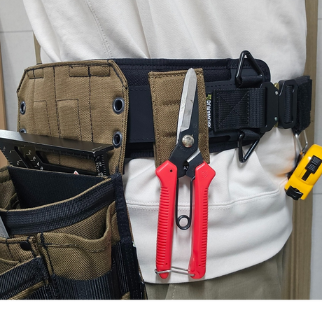 The Dura 501 magnetic panel attached to a DURAWORK tool pouch, keeping fasteners within easy reach.