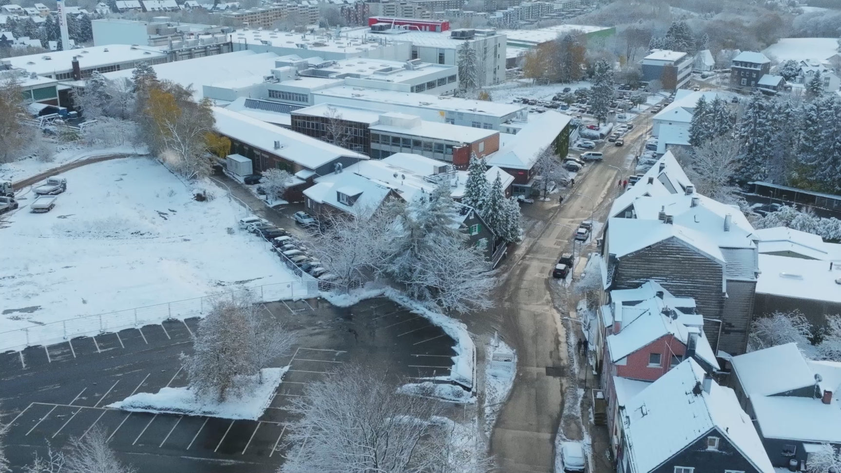 A tradesperson unboxing the KNIPEX TwinGrip Limited Edition, the perfect Christmas gift.