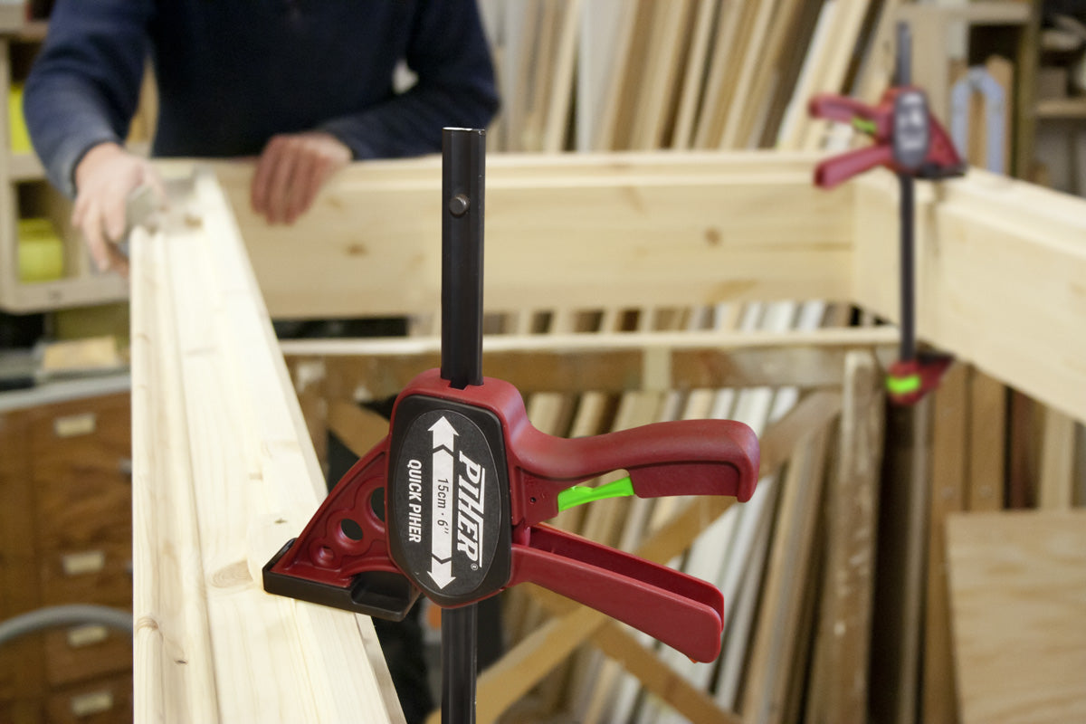 Close-up of hardened carbon steel bar and 7.4cm non-slip pad on a Piher Quick Clamp, ensuring durability and grip.